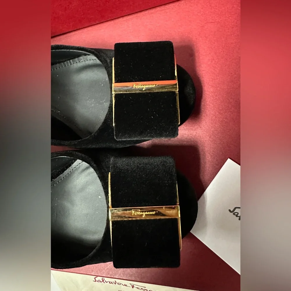 NIB SALVATORE FERRAGAMO Women's Capua Velvet Floral Heel Pumps